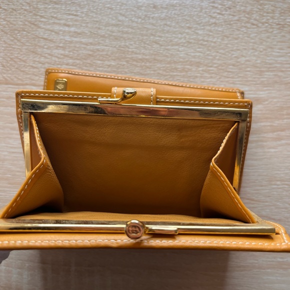 Gucci GG Kisslock Wallet With Coin Pocket - Picture 9 of 16